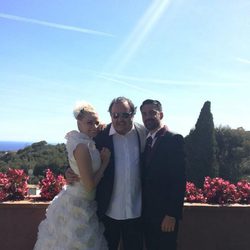 Torbe junto a María LaPiedra y Marc Amigó en su boda