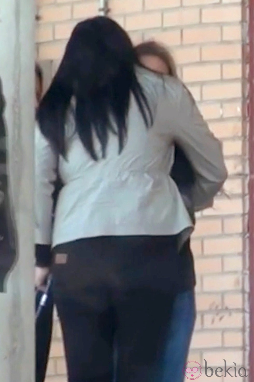 Gloria Camila y Ana María Aldón abrazándose a las puertas de la cárcel de Zuera