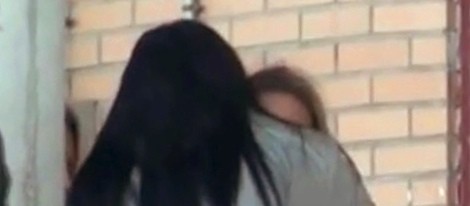 Gloria Camila y Ana María Aldón abrazándose a las puertas de la cárcel de Zuera