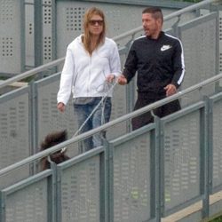 Simeone y Carla Pereyra paseando a su perro por Madrid