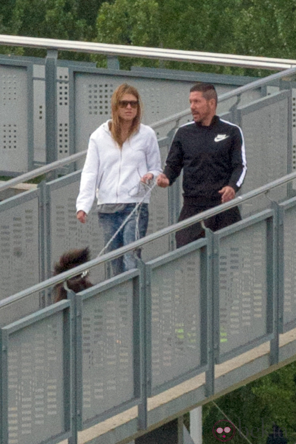Simeone y Carla Pereyra paseando a su perro por Madrid
