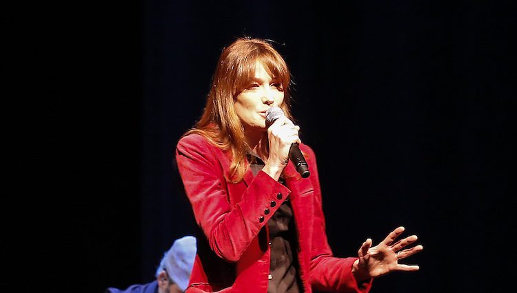 Carla Bruni ofreciendo un concierto en Los Angeles