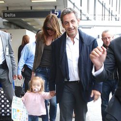 Nicolas Sarkozy y Carla Bruni con su hija Giulia en el aeropuerto de Los Angeles
