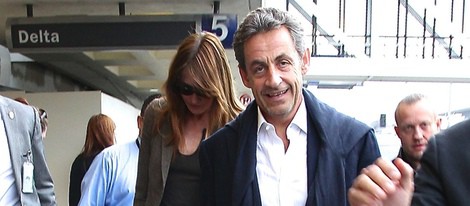 Nicolas Sarkozy y Carla Bruni con su hija Giulia en el aeropuerto de Los Angeles