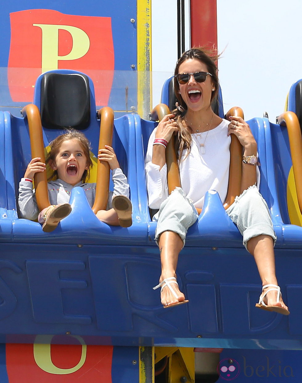 Alessandra Ambrosio con su hija Anja Mazur en un parque de atracciones de Santa Mónica