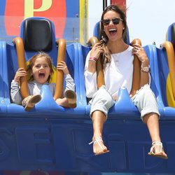 Alessandra Ambrosio con su hija Anja Mazur en un parque de atracciones de Santa Mónica