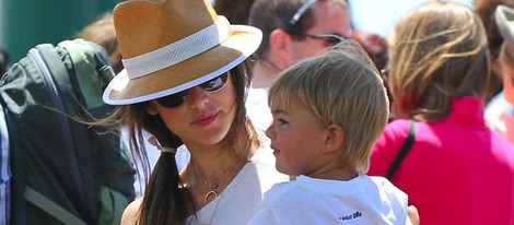 Alessandra Ambrosio con su hijo Noah en un parque de atracciones de Santa Mónica