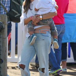 Alessandra Ambrosio con su hijo Noah en un parque de atracciones de Santa Mónica