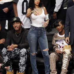 Rihanna en un partido de la NBA sin sujetador