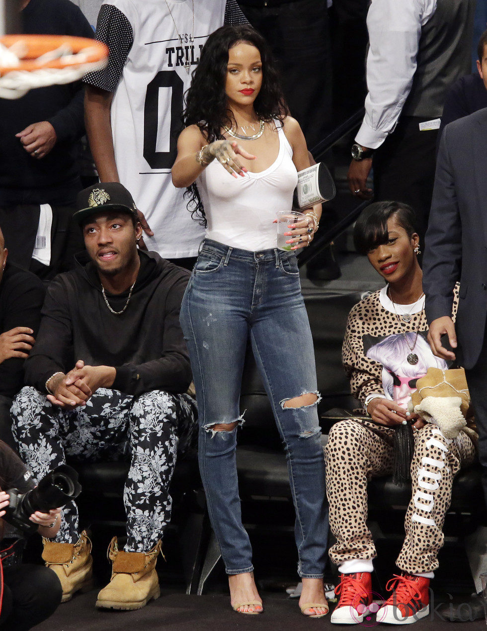 Rihanna en un partido de la NBA sin sujetador