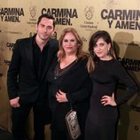 Paco León, Carmina Barrios y María León en el estreno de 'Carmina y amén' en Madrid
