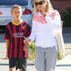 Reese Witherspoon con su hijo Deacon con la camiseta del Barça en Los Angeles