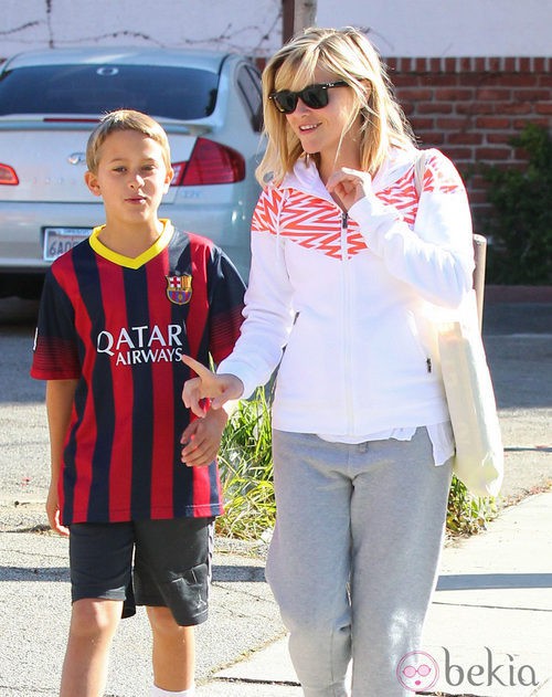 Reese Witherspoon con su hijo Deacon con la camiseta del Barça en Los Angeles