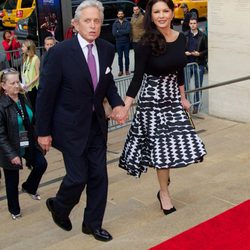Michael Douglas y Catherine Zeta Jones llegan cogidos de la mano a los Chaplin Awards 2014