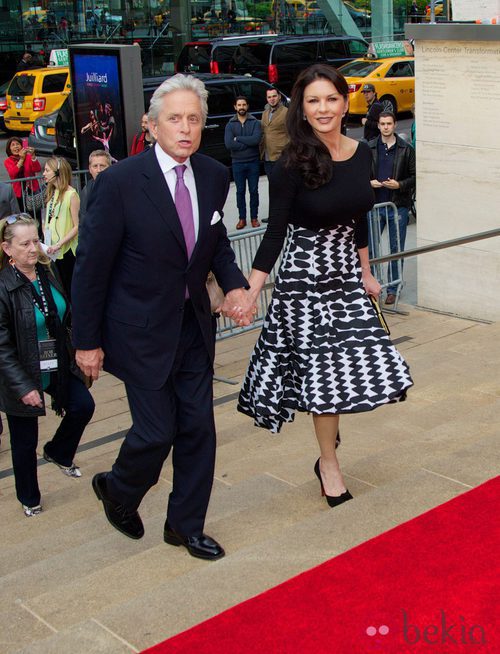 Michael Douglas y Catherine Zeta Jones llegan cogidos de la mano a los Chaplin Awards 2014