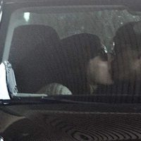 Mario Casas y María Valverde besándose en el interior de su vehículo en Madrid