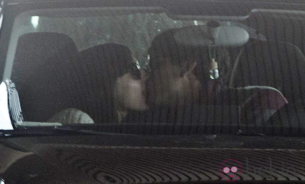 Mario Casas y María Valverde besándose en el interior de su vehículo en Madrid