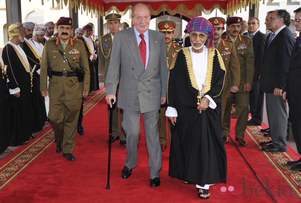 El Rey Juan Carlos es recibido en Omán por el Sultán Qaboos bin Said