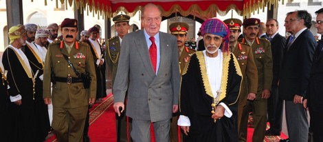 El Rey Juan Carlos es recibido en Omán por el Sultán Qaboos bin Said