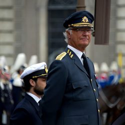 El Rey Carlos Gustavo de Suecia pasando revista a las tropas en su 68 cumpleaños