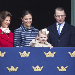 La Reina Silvia de Suecia con los Príncipes Victoria, Daniel y Estela en el 68 cumpleaños del Rey