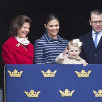 La Reina Silvia de Suecia con los Príncipes Victoria, Daniel y Estela en el 68 cumpleaños del Rey