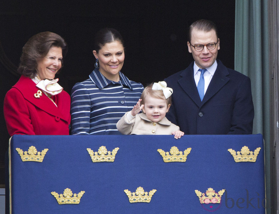 La Reina Silvia de Suecia con los Príncipes Victoria, Daniel y Estela en el 68 cumpleaños del Rey
