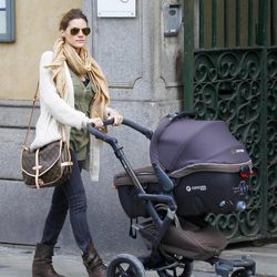 Amaia Salamanca paseando con su hija recién nacida Olivia