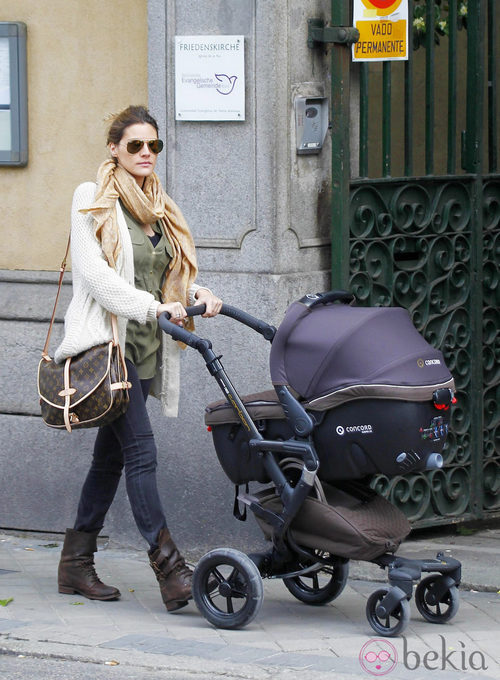 Amaia Salamanca paseando con su hija recién nacida Olivia
