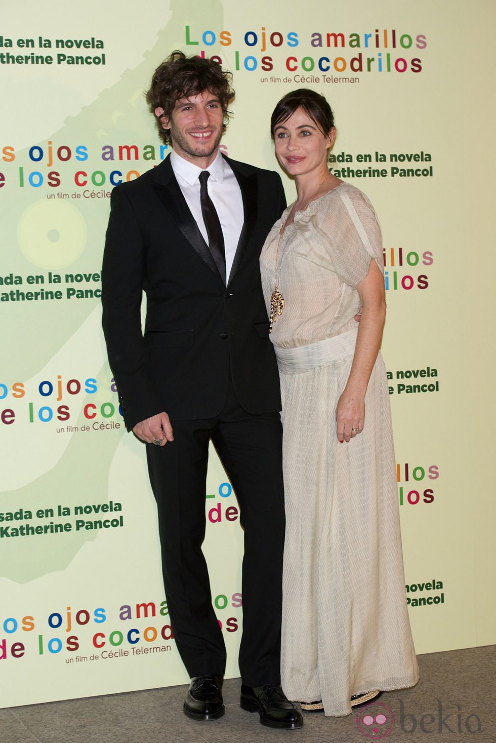 Emmanuelle Beart y Quim Gutiérrez en el estreno de 'Los ojos amarillos de los cocodrilos' en Madrid