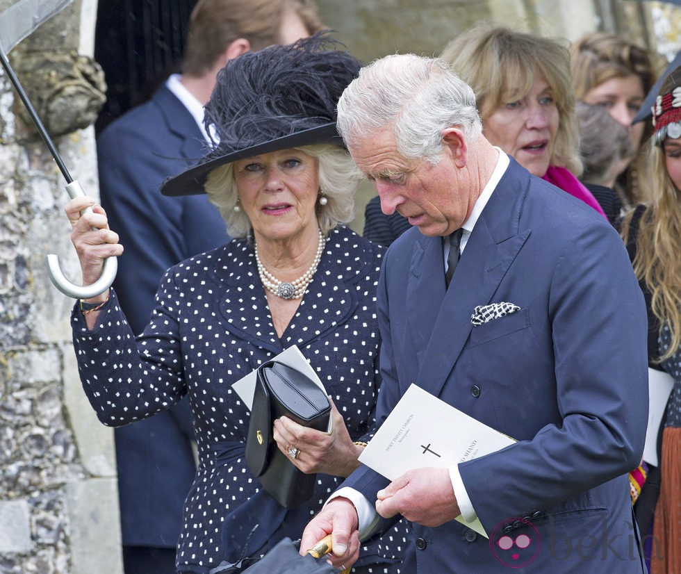 Camilla Parker con el Príncipe Carlos de Inglaterra en el funeral de su hermano Mark Shand