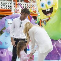 Carlos Moyá y Carolina Cerezuela con su hija Carla en el Parque de Atracciones de Madrid