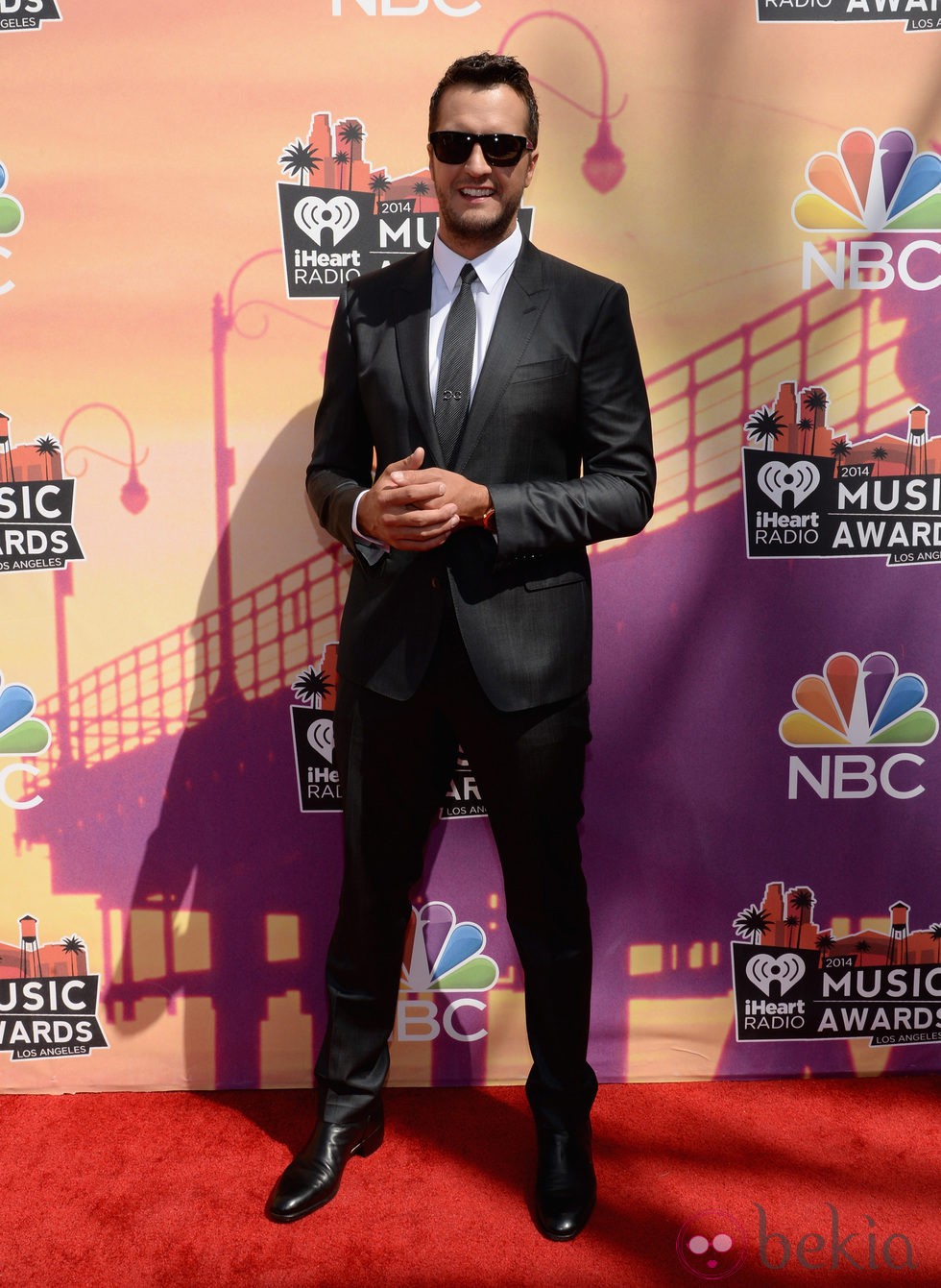 Luke Bryan en la alfombra roja de los iHeartRadio Music Awards 2014