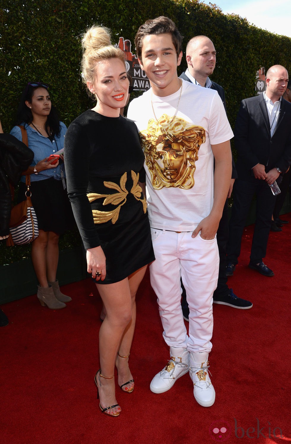 Austin Mahone y Hilary Duff en la alfombra roja de los iHeartRadio Music Awards 2014