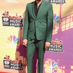 Adam Lambert en la alfombra roja de los iHeartRadio Music Awards 2014