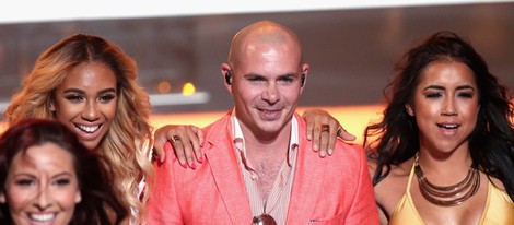 Pitbull durante su actuación en los iHeartRadio Music Awards 2014