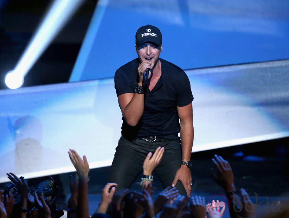 Luke Bryan durante su actuación en los iHeartRadio Music Awards 2014