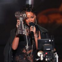 Rihanna recogiendo un galardón en los iHeartRadio Music Awards 2014