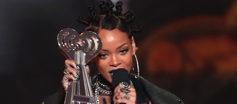 Rihanna recogiendo un galardón en los iHeartRadio Music Awards 2014