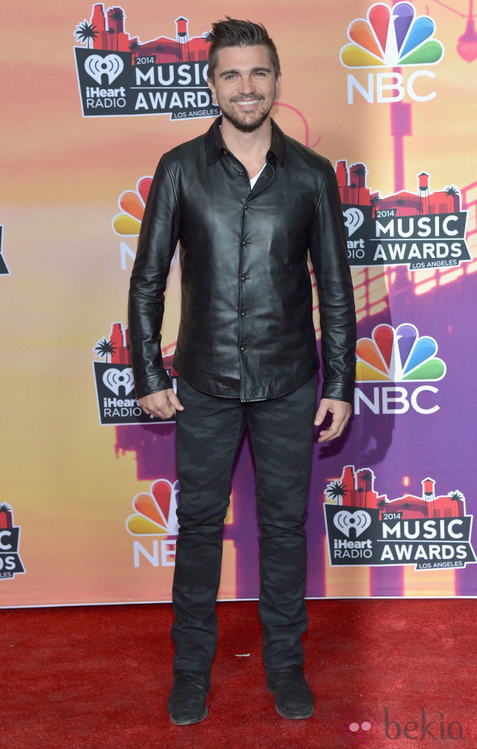 Juanes en la alfombra roja de los iHeartRadio Music Awards 2014