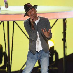 Pharrell Williams durante su actuación en los iHeartRadio Music Awards 2014