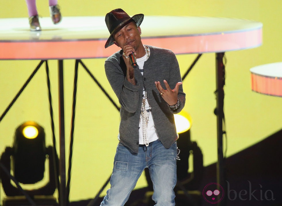Pharrell Williams durante su actuación en los iHeartRadio Music Awards 2014