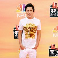 Austin Mahone en la alfombra roja de los iHeartRadio Music Awards 2014