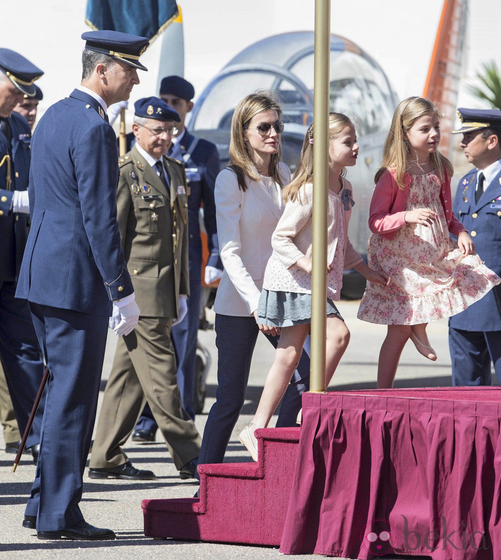 Las Infantas Leonor y Sofía en un acto oficial con los Príncipes Felipe y Letizia