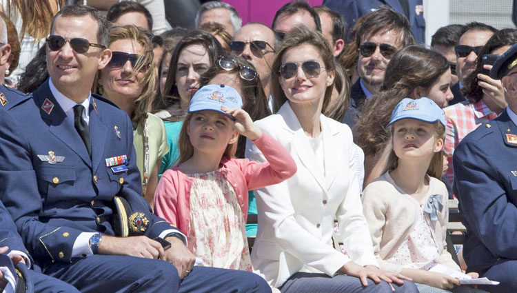 Los Príncipes Felipe y Letizia con las Infantas Leonor y Sofía en un acto oficial