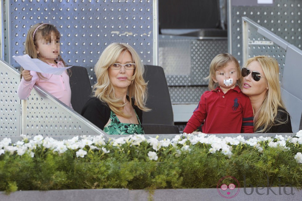 Carolina Cerezuela con sus hijos Carla y Carlos en el Charity Day del Open de Madrid 2014