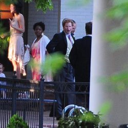 El Príncipe Harry de Inglaterra bostezando en la boda de Guy Pelly y Lizzy Wilson en Memphis