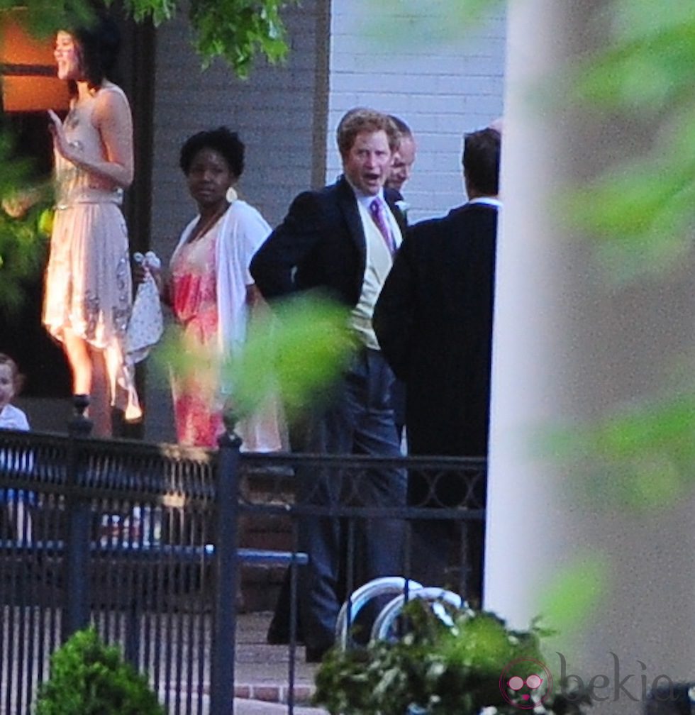 El Príncipe Harry de Inglaterra bostezando en la boda de Guy Pelly y Lizzy Wilson en Memphis