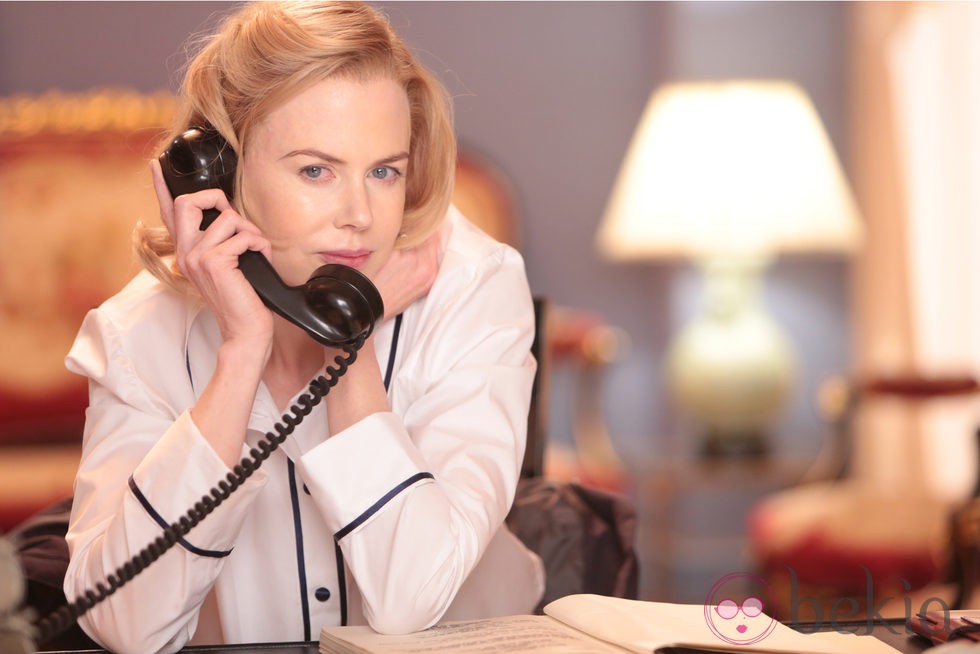 Nicole Kidman hablando por teléfono en un fotograma de 'Grace of Mónaco'