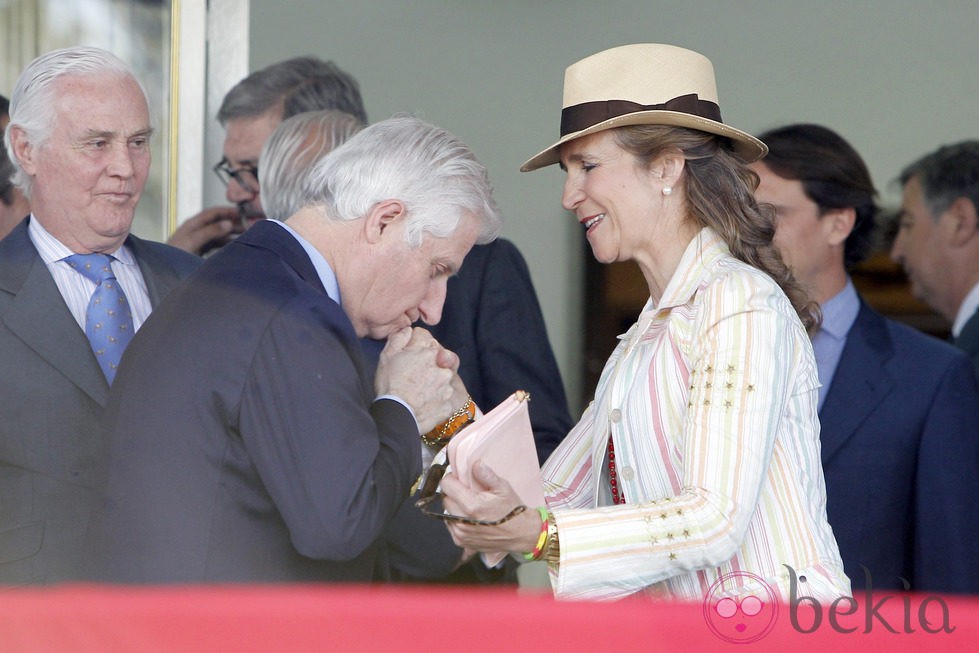 El Duque de Huéscar besa a la Infanta Elena en el Concurso de Saltos de Madrid